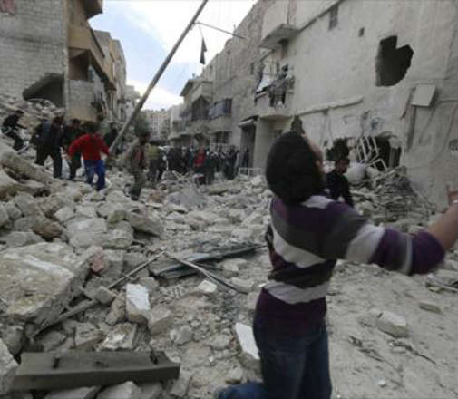 استشهاد 7 مدنيين وإصابة 11 آخرون في قصفٍ بالبراميل المتفجرة على حي الهلك في حلب مساء أمس