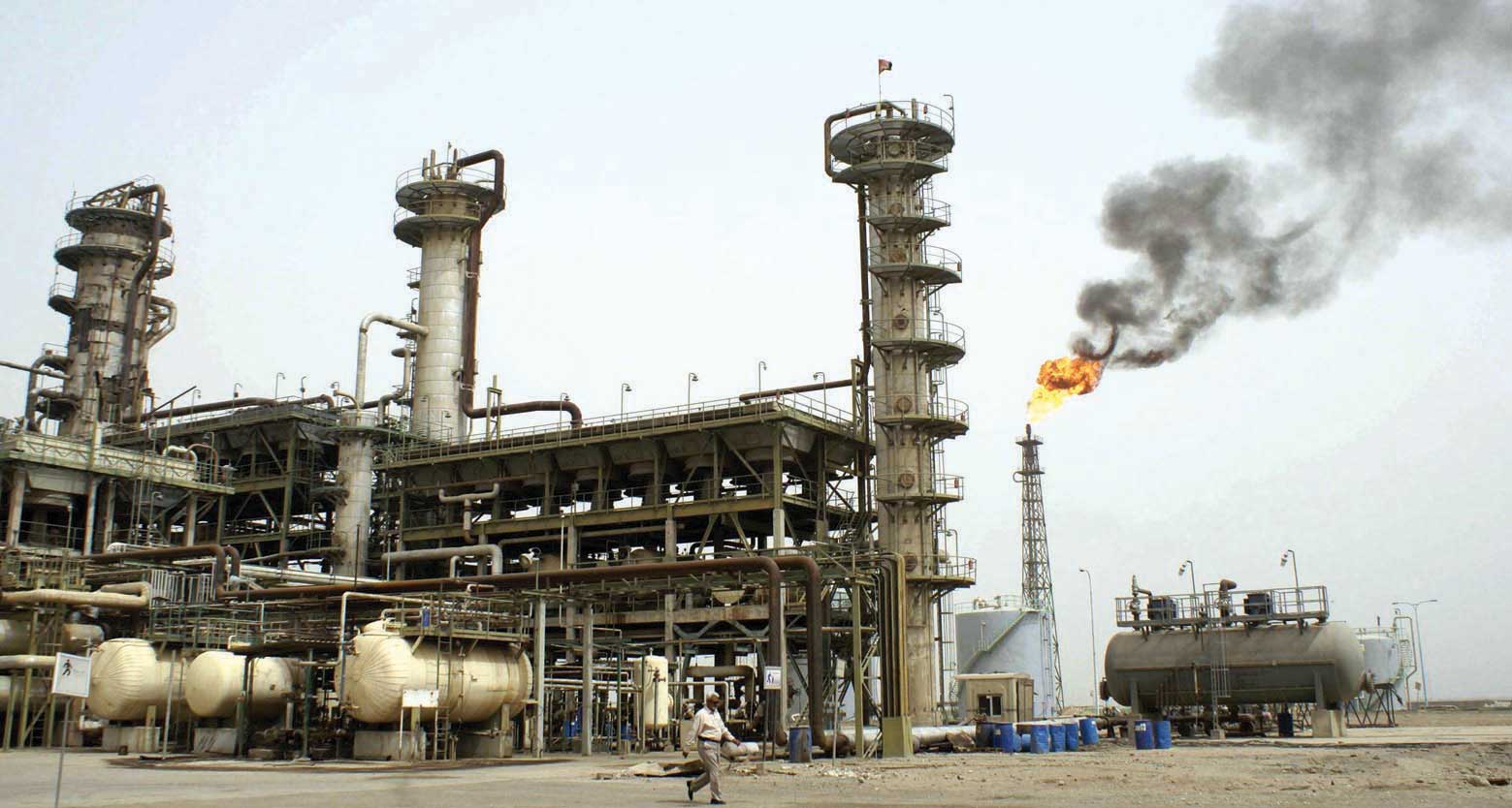 أسعار النفط تنخفض وتتخلى عن مكاسبها الأسبوعية, ومخاوف من زيادة إنتاج السعودية.