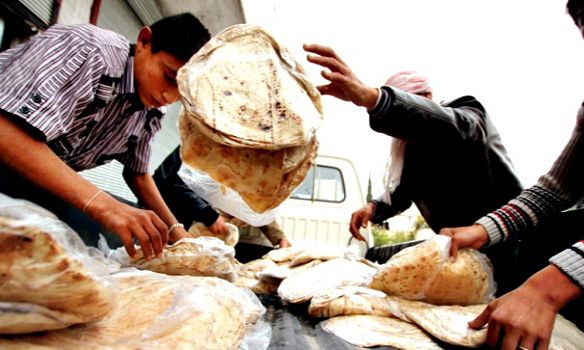 الخبز في عين العرب إلى 20 ليرة!! ومراقبون: التخفيض جاء بعد مصادرة طحين تل أبيض