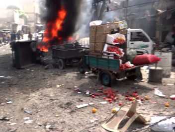 استشهاد 3 مدنيين وعشرات جراء استهدف طيران النظام المروحي سوق الخضار في بلدة قباسين بريف حلب الشرقي ببرميلين متفجرين