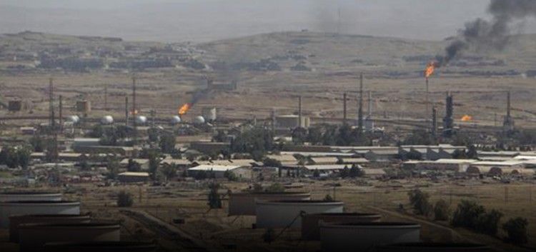 بعد إعادة تشغيله من قبل داعش... التحالف يعيد استهداف حقل العمر النفطي بدير الزور