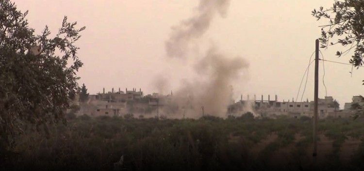 الطيران الروسي يستهدف بلدة التمانعة في ريف إدلب الجنوبي والأضرار مادية