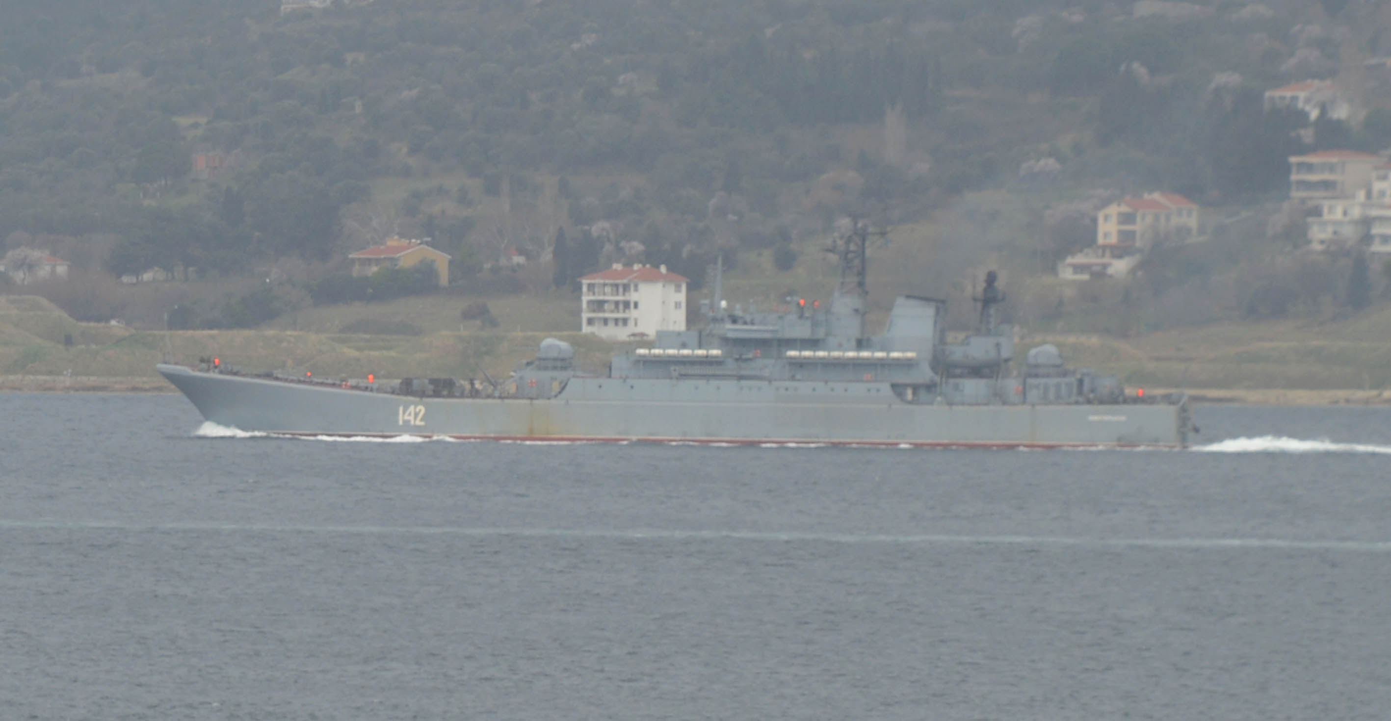 سفنيتان حربيتان روسيتان تعبران مضيق "الدردنيل" التركي نحو إيجه
