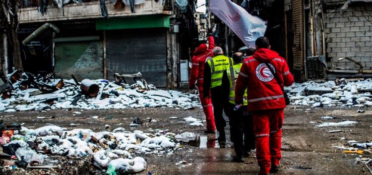 أطباء في حلب يحجبون الثقة عن الهلال الأحمر.. والمنظمة تؤكد عدم التحيز